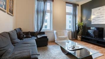 Apartment | Living room | Flat-screen TV