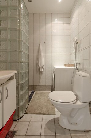 Apartment | Bathroom | Shower, free toiletries, towels