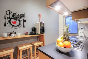 Departamento, 1 habitación | Cocina privada | Refrigerador, microondas, parrilla de estufa y lavavajillas 