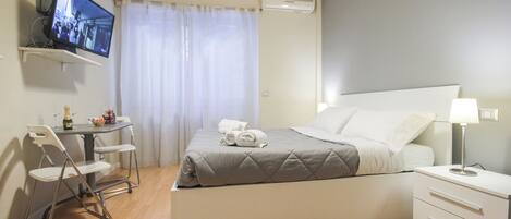 1 chambre, fer et planche à repasser, lit de bébé portatif