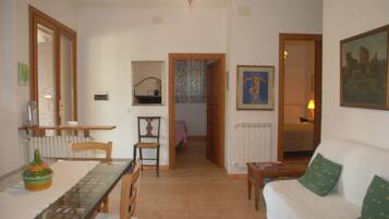 Apartment, 2 Bedrooms, Fireplace, Garden View | Living room