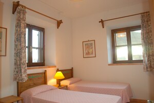 Apartamento, 2 habitaciones, chimenea, vistas al jardín | 2 dormitorios y ropa de cama
