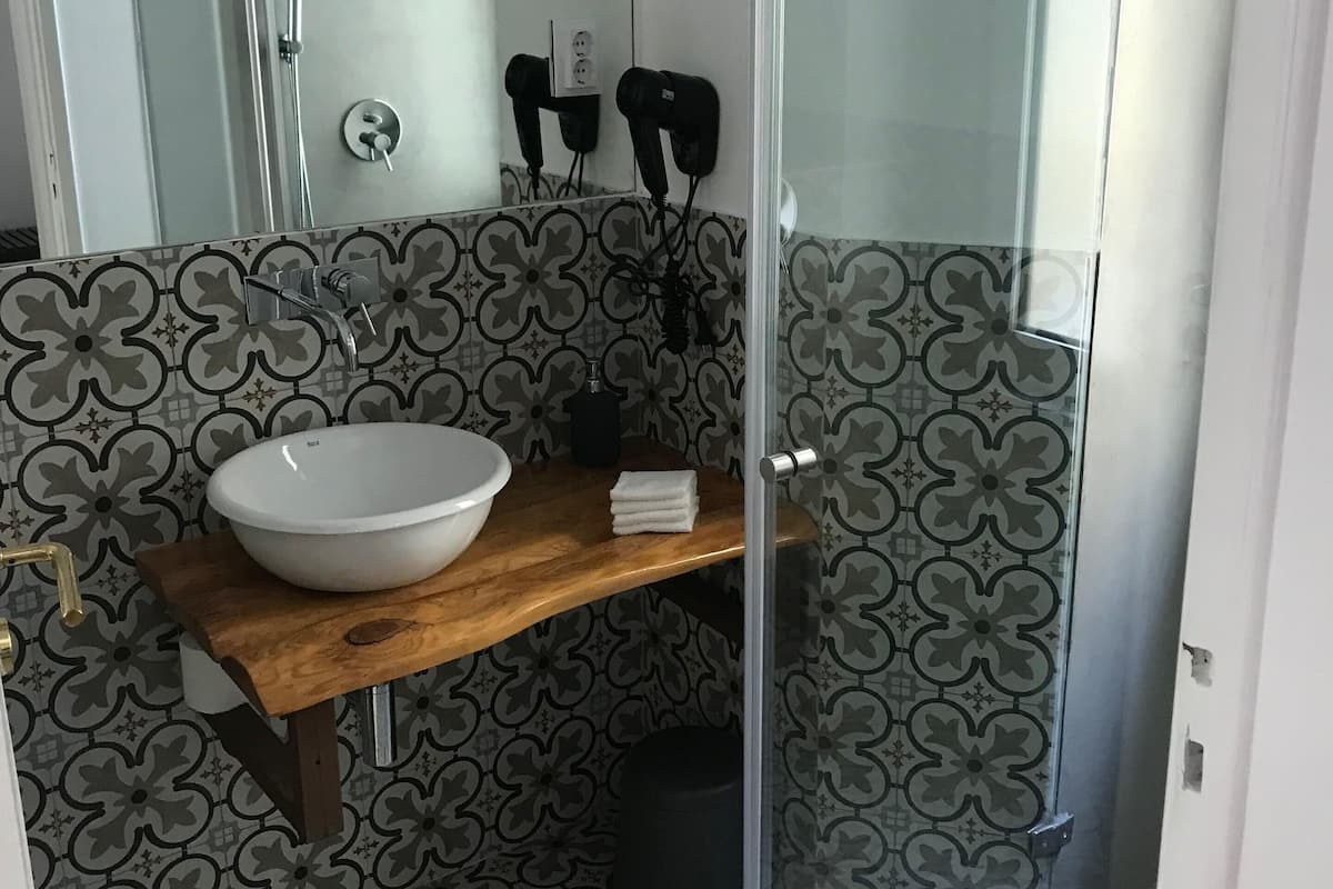 Douche, sèche-cheveux, serviettes fournies, savon