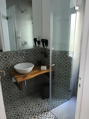 Shower, hair dryer, towels, soap - GoodTime Marquês Suites (Lisbon)