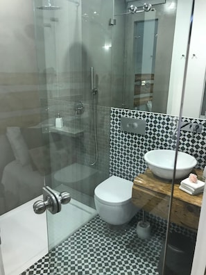 Standard-Suite (I) | Badezimmer | Dusche, Haartrockner, Handtücher, Seife