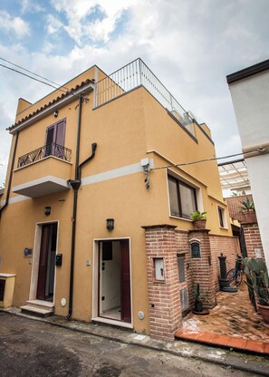 Apartment, 2 Bedrooms | Property entrance