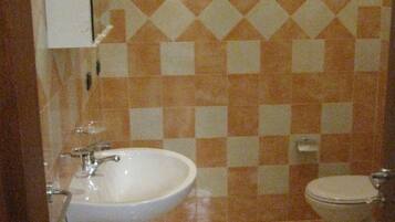 Apartment, 2 Bedrooms | Bathroom | Hair dryer, shampoo