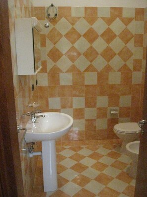 Apartment, 2 Bedrooms | Bathroom | Hair dryer, shampoo