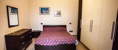 2 bedrooms, travel crib