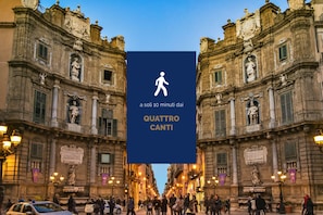 A historic building facade with ornate architecture and statues. - Tukory - Flat For Rent - City Center Palermo (Palermo)