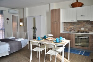 Hus - 1 sovrum - rökare - uteplats | Vardagsrum | Tv och böcker