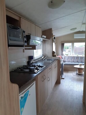 Een koelkast, een magnetron, een koffiezetapparaat/waterkoker