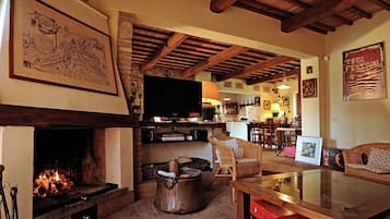 Villa, 6 Bedrooms, Smoking, Private Pool | Living room | Fireplace