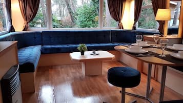 Chalet (Summer) | Woonruimte | Een smart-tv, Netflix en streamingdiensten