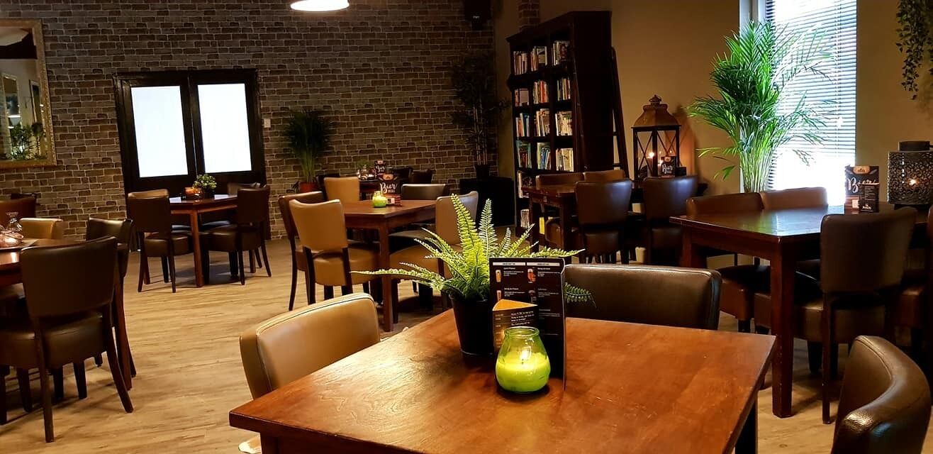 Phục vụ bữa trưa và bữa tối 