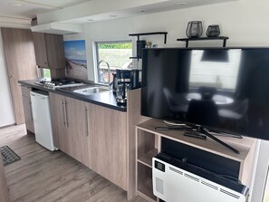 Fridge, coffee/tea maker, electric kettle, cookware/dishes/utensils - RBR 168 - Beach Resort Kamperland (Kamperland)
