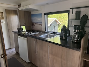 Coffee/tea maker, fridge, electric kettle, cookware/dishes/utensils - RBR 168 - Beach Resort Kamperland (Kamperland)