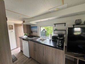 Kylskåp, mikrovågsugn, spishäll och kaffe- och tebryggare