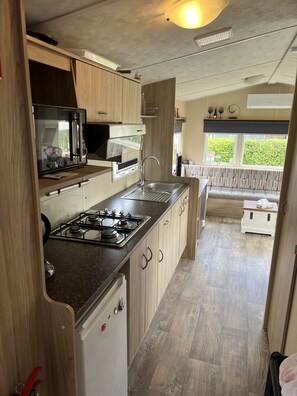 Kylskåp, mikrovågsugn, kaffe- och tebryggare och vattenkokare