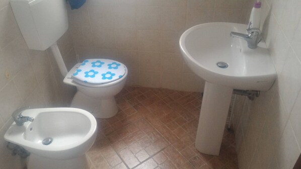 A bathroom with a toilet, bidet, and sink. - Room-michelangelo House, Mono (Gioiosa Marea)