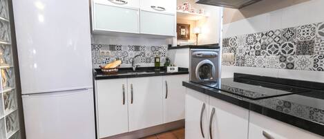 Jääkaappi, mikroaaltouuni, uuni, liesi