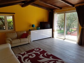 Villa, 1 camera da letto, piscina privata, vista piscina | Soggiorno | TV a schermo piatto
