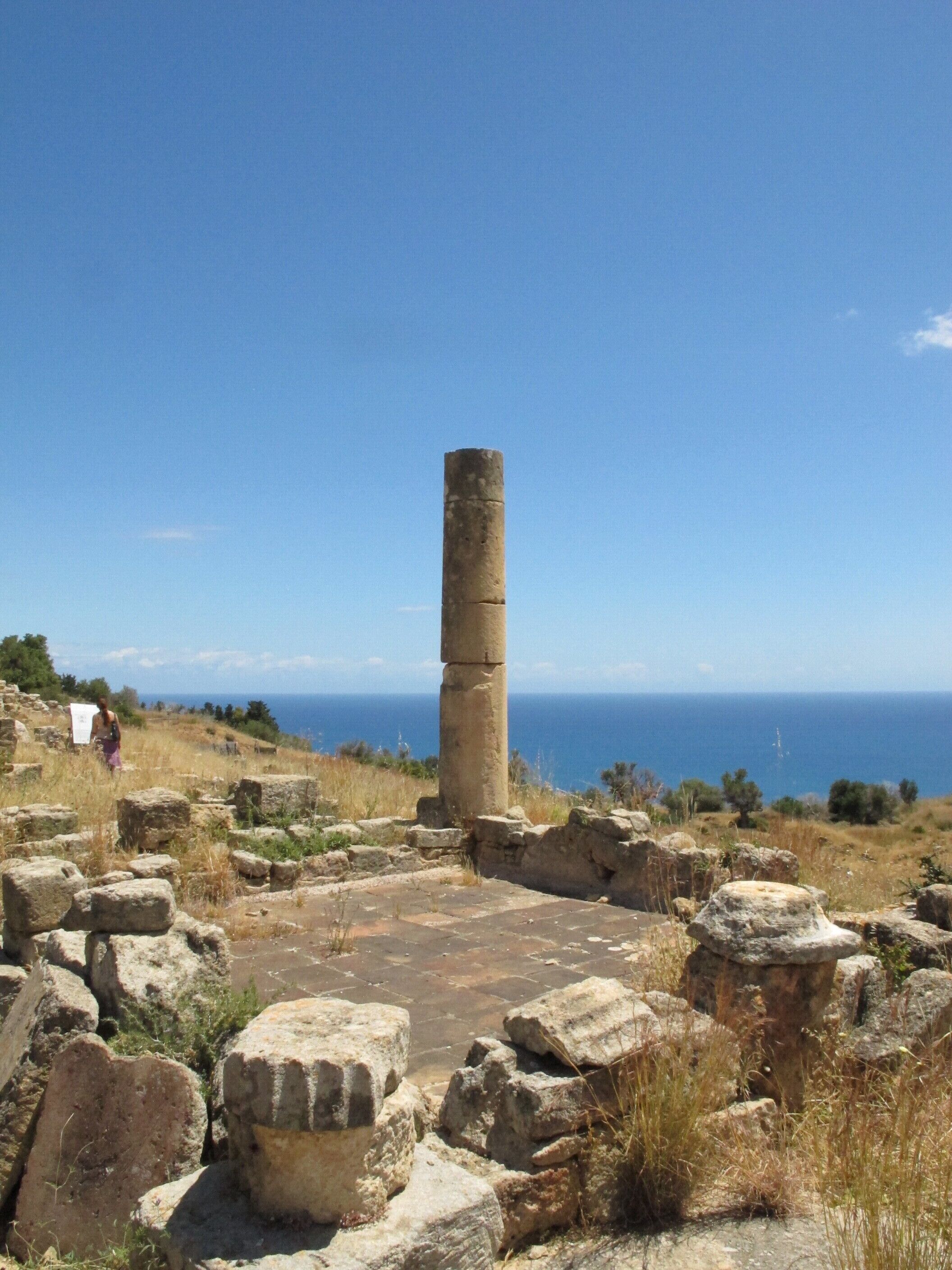 Una antigua construcción de piedra con una vista despejada al mar.