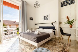 Habitación doble (1 - Capo Zafferano) | Camas con efecto memoria, decoración personalizada y muebles diferentes 