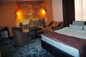 Luxe kamer, 1 twee- of 2 eenpersoonsbedden, niet-roken, koelkast | Individueel gemeubileerd, een laptopwerkplek, geluiddichte muren