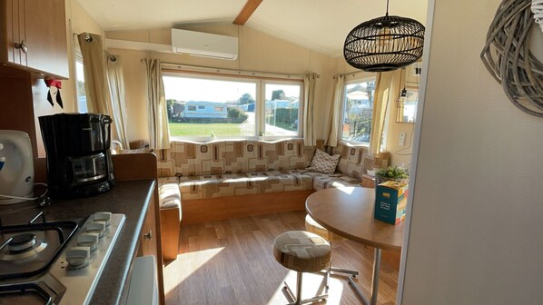 Refrigerador, cafetera y tetera y tetera eléctrica