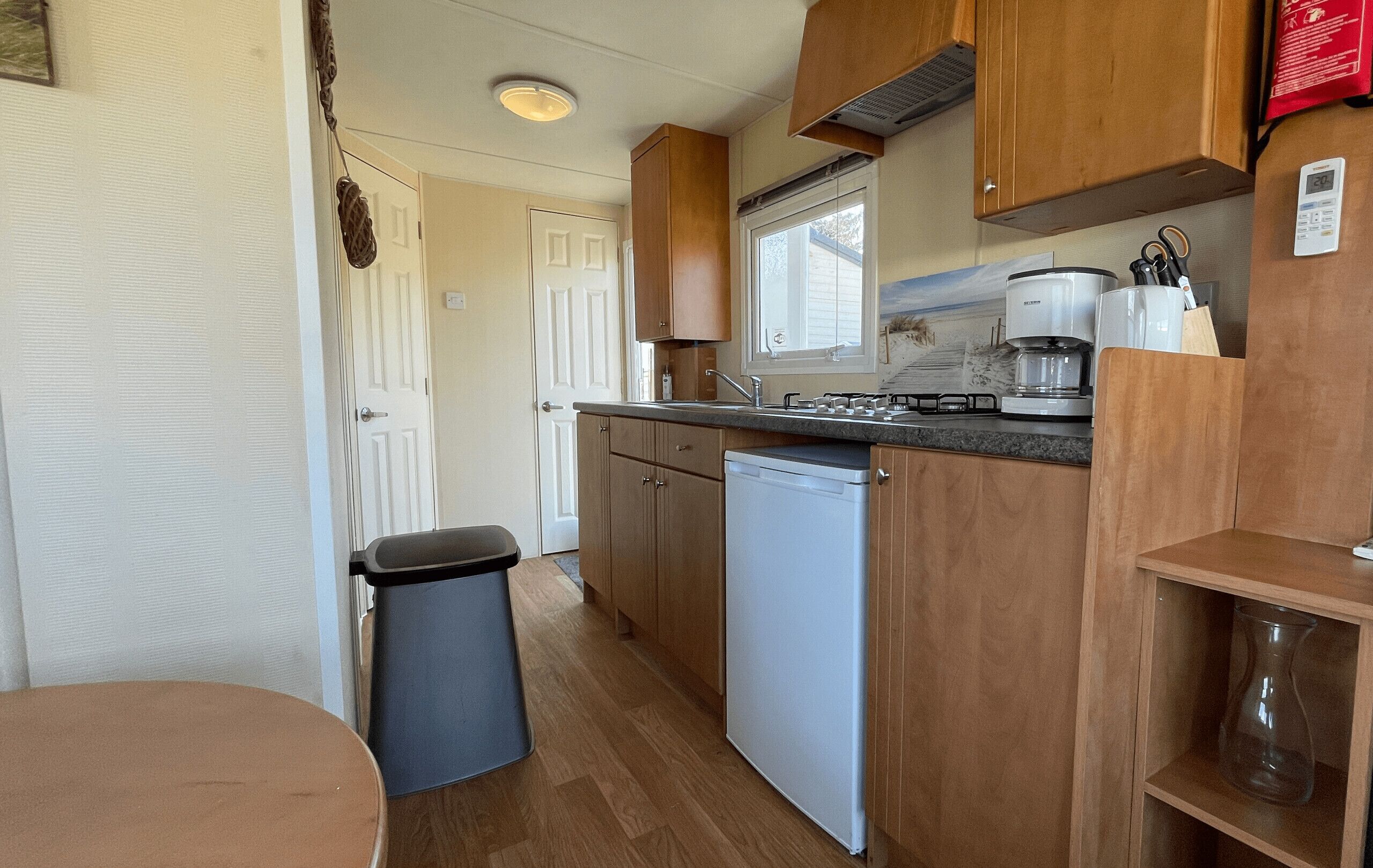 Een koelkast, een koffiezetapparaat/waterkoker, een waterkoker