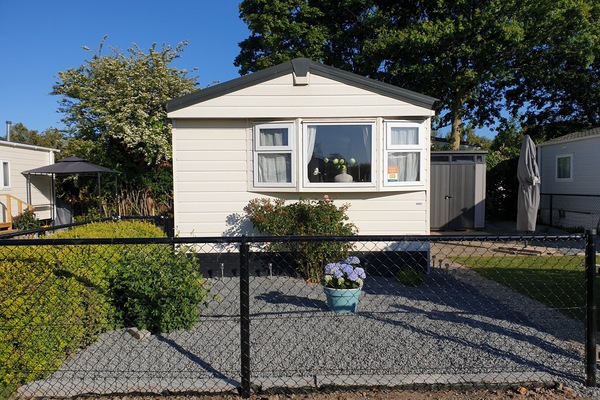 Außenansicht, Terrasse, Veranda, Gartentisch und Vorgarten - EEZZ