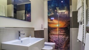 Habitación, 1 habitación, para fumadores, balcón | Regadera en el baño
