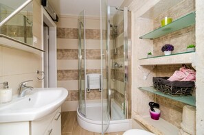House (Two Bedroom Holiday Home) | Bathroom | Shower, hair dryer, towels