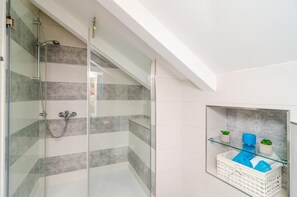 Casa (Two Bedroom Holiday Home) | Baño | Regadera, secadora de cabello, toallas 