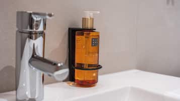 One Bedroom Apartment | Badrum | Dusch, miljövÀnliga toalettartiklar, hÄrtork och handdukar