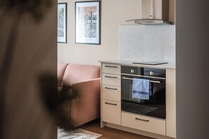 One Bedroom Apartment | Cozinha privada | Geladeira, fogão, cooktop, lava-louças