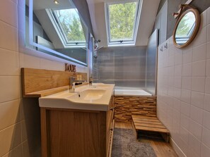 Badewanne, Haartrockner, Handtücher, Seife