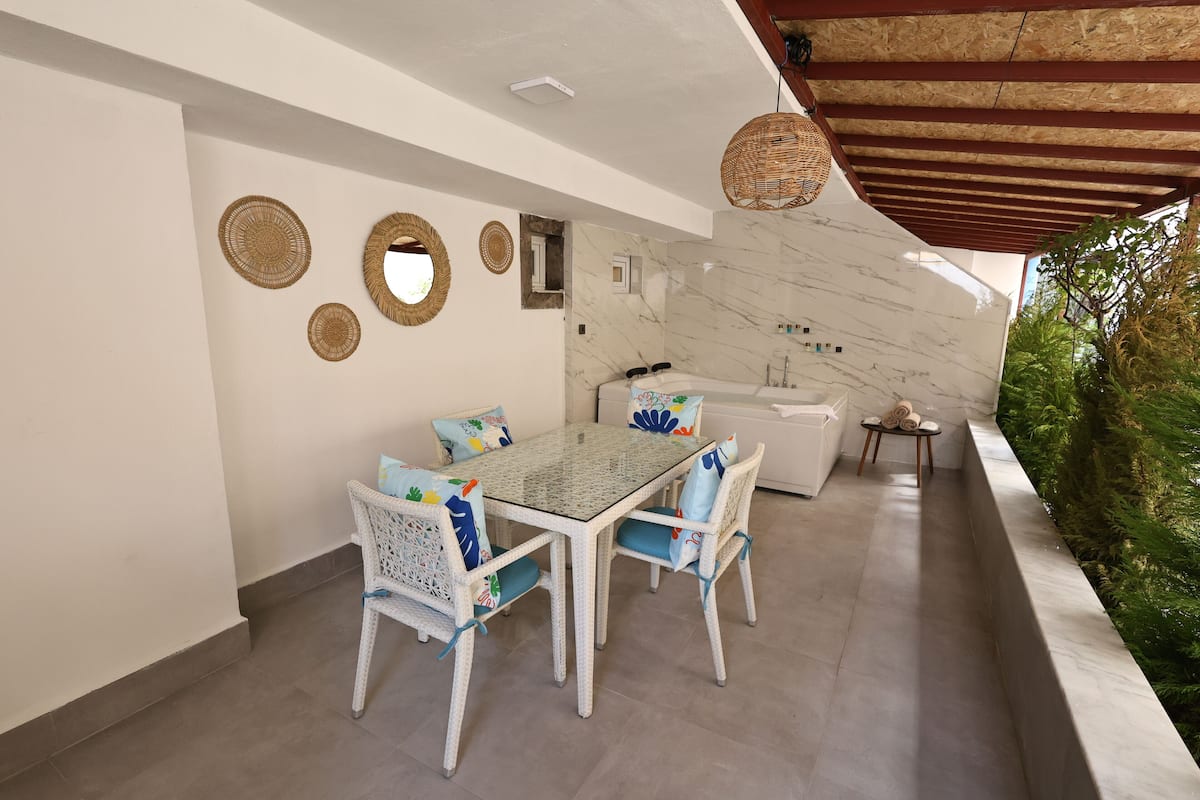 Luxury-Apartment, 1 Doppelbett und Schlafsofa, Whirlpool, Blick auf den Innenhof | Blick vom Balkon