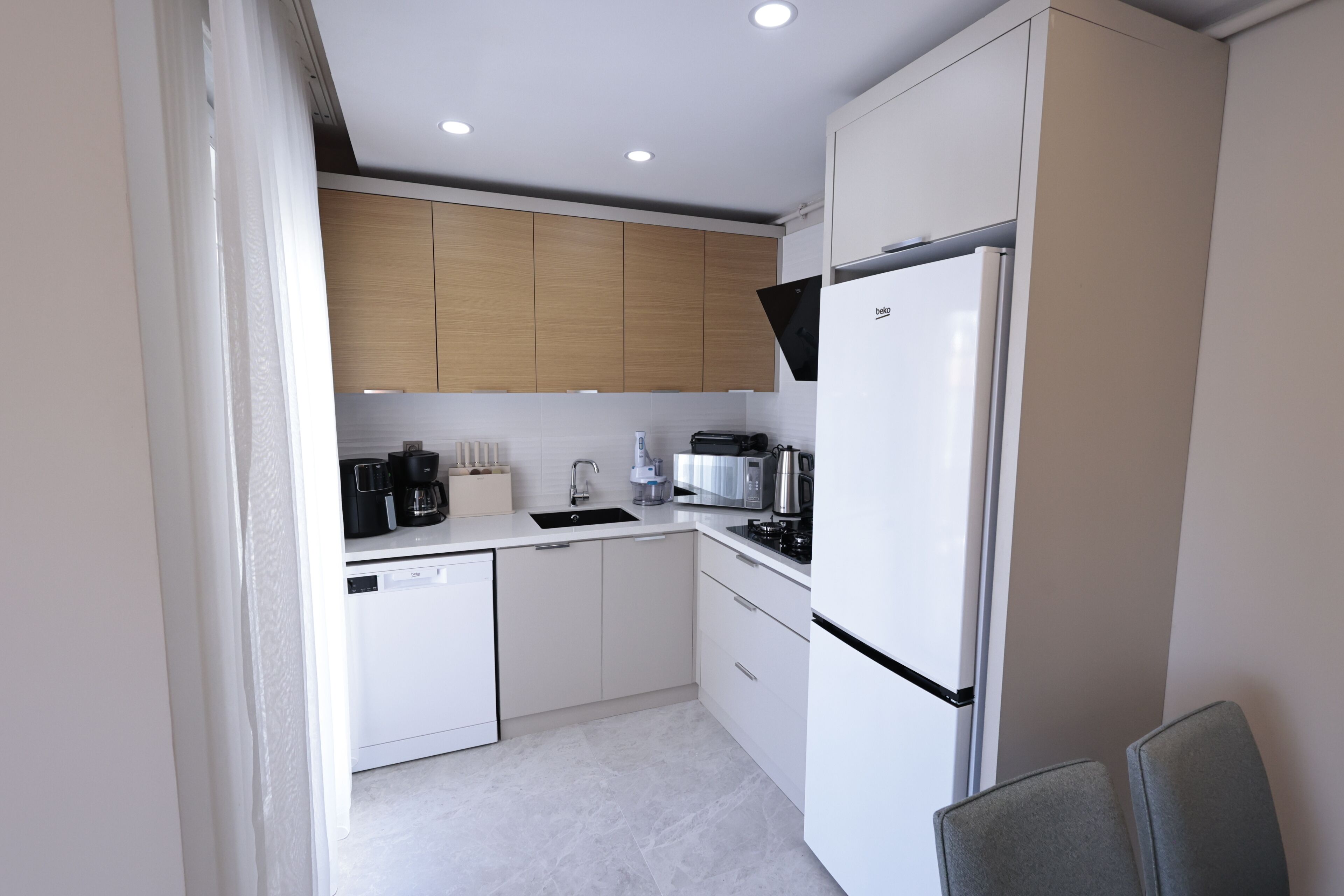 deluxe apartment, 1 double bed with sofa bed, city view | private kitchen | full-sized fridge, microwave, oven, stovetop