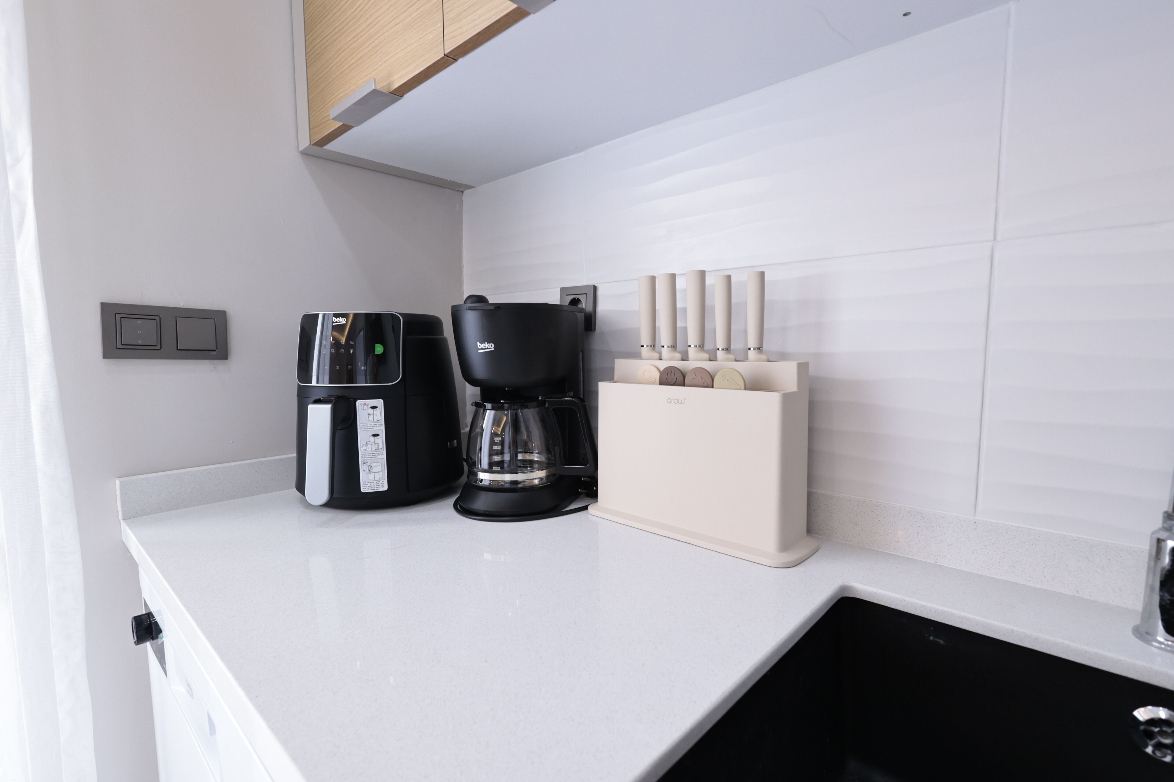 deluxe apartment, 1 double bed with sofa bed, city view | private kitchen | full-sized fridge, microwave, oven, stovetop