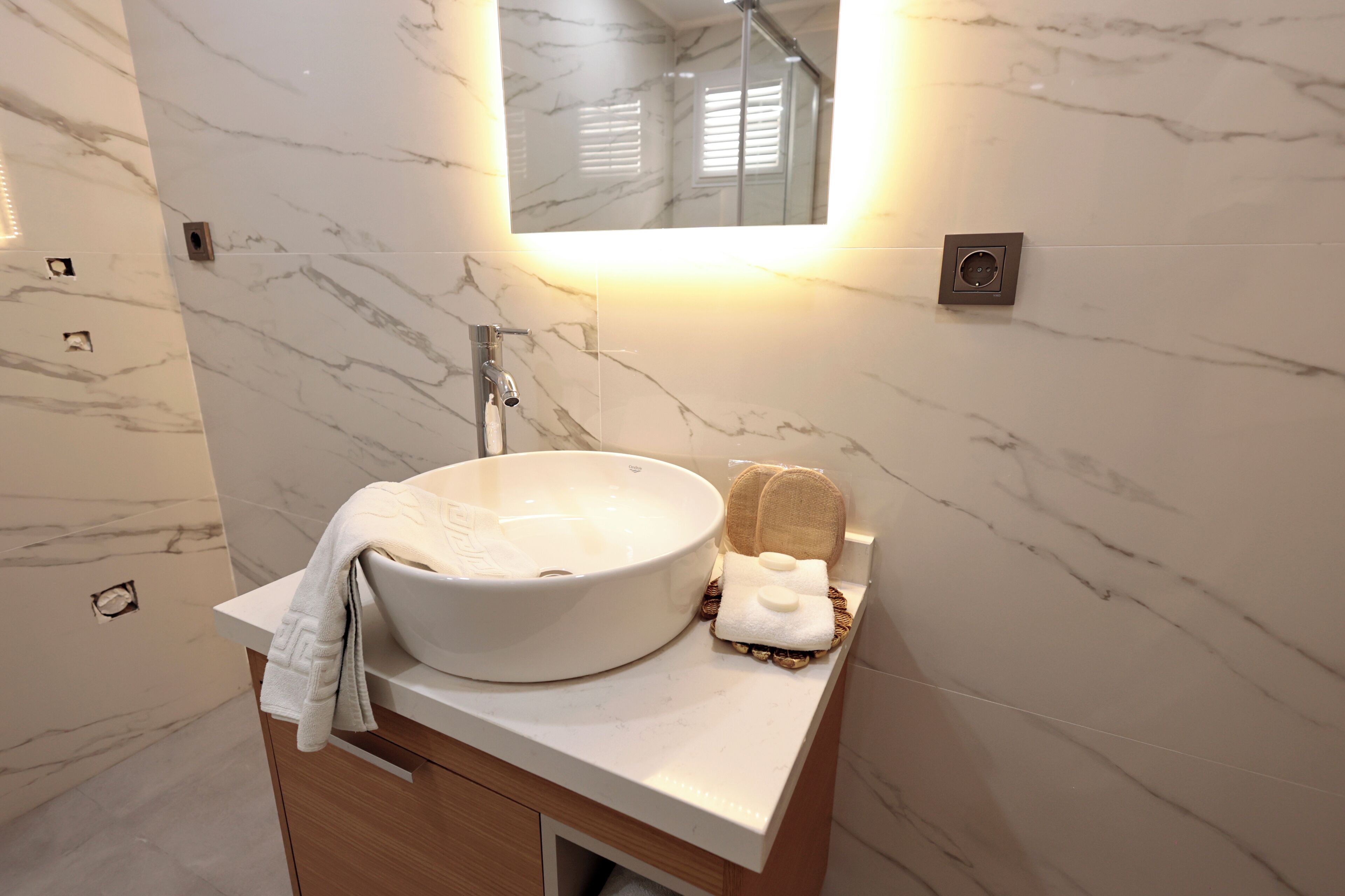 shower, hydromassage showerhead, designer toiletries, hair dryer