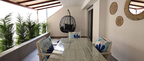 Luxe appartement, 1 tweepersoonsbed met slaapbank, bubbelbad, uitzicht op de binnenplaats | Terras