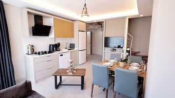 Luxury-Maisonette, Mehrere Schlafzimmer, Whirlpool, Bergblick | Bettwäsche aus ägyptischer Baumwolle, hochwertige Bettwaren