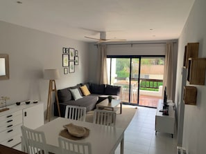 TV - Modern apartment 100mt from the beach (pals)