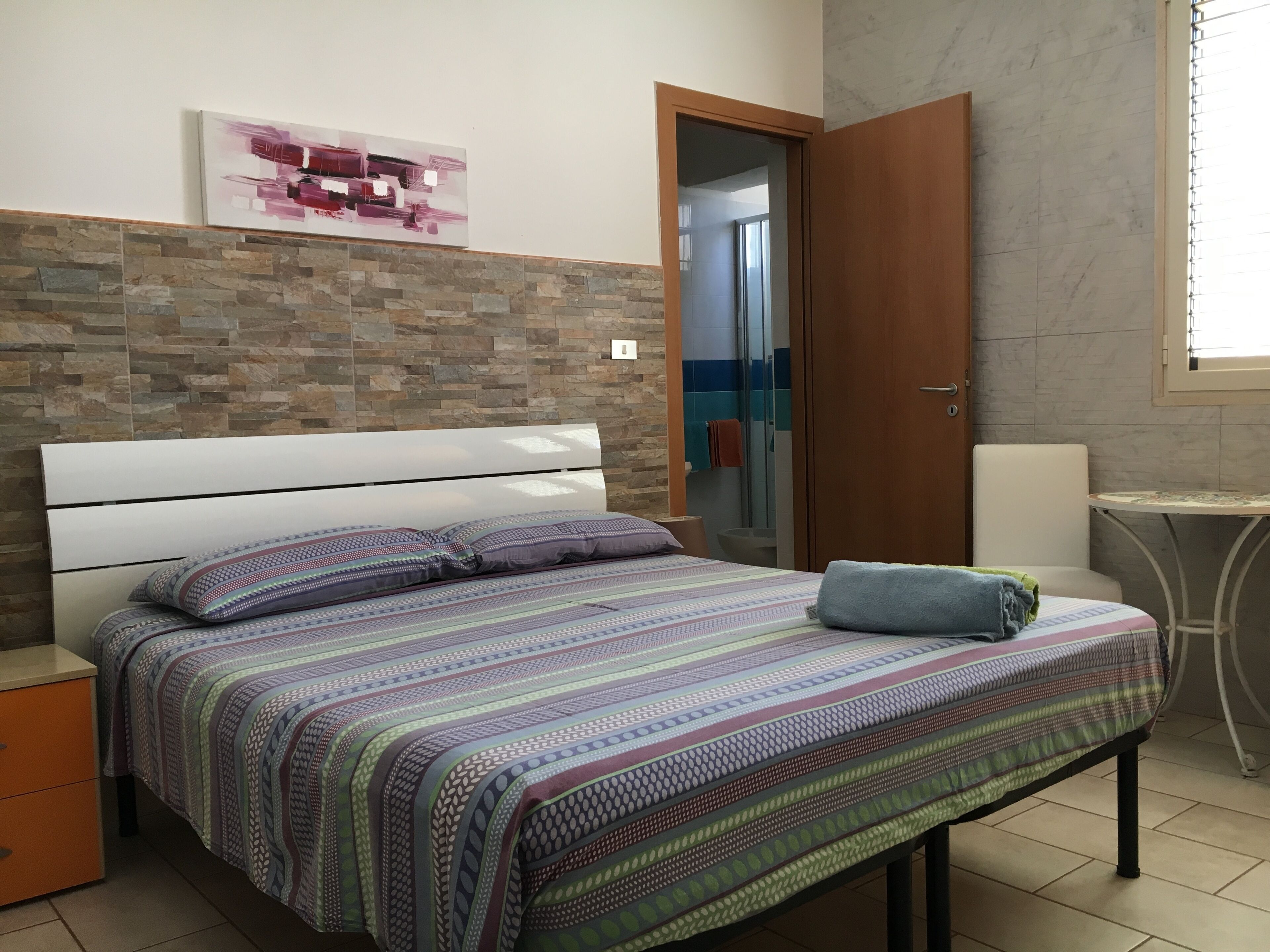 Camera, 1 camera da letto, balcone, vista giardino | Bagno | Set di cortesia gratuito, asciugamani