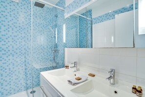Een douche, een haardroger, badjassen, pantoffels