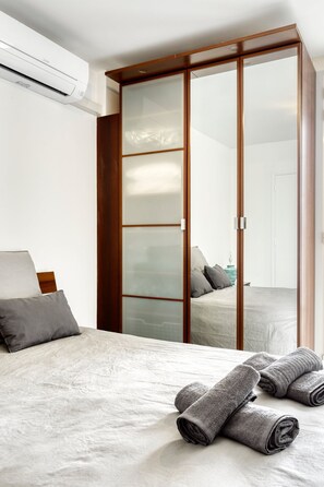 2 Schlafzimmer, Schreibtisch, schallisolierte Zimmer