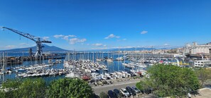 Zimmer, 1 Schlafzimmer, Balkon, Stadtblick | Jachthafen