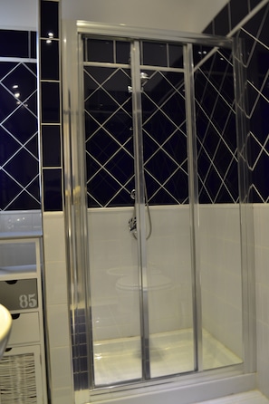 Appartement, 2 chambres, réfrigérateur | Salle de bain | SÚche-cheveux, savon, shampoing